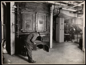 Vista interior de hombres trabajando en la sala de hornos en Parke, Davis y Co., químicos, Hudson y Vestry Streets, Nueva York, 1910 (impresión de gelatina de plata) de Byron Company